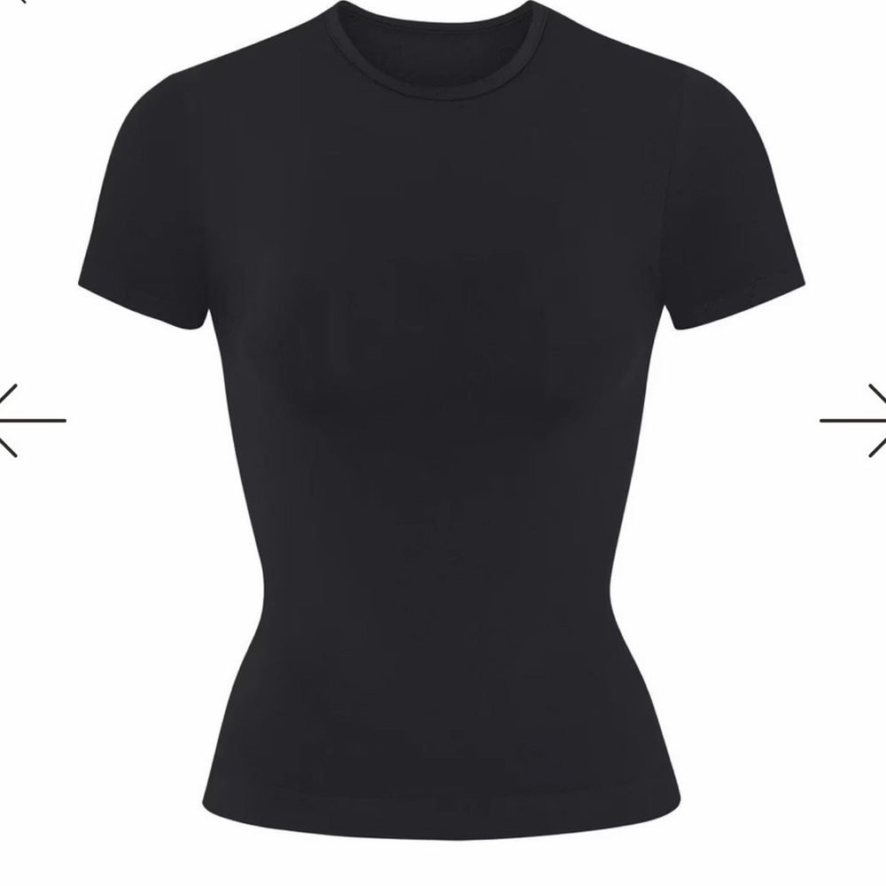 SKIMS SOFT SMOOTHING SEAMLESS
T-SHIRT small